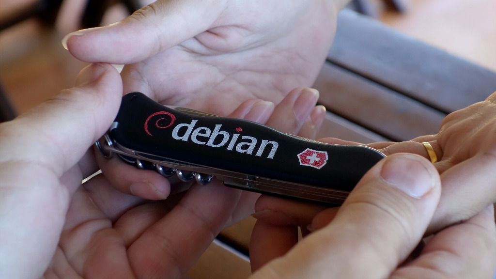 Debian is als een Zwitsers zakmes